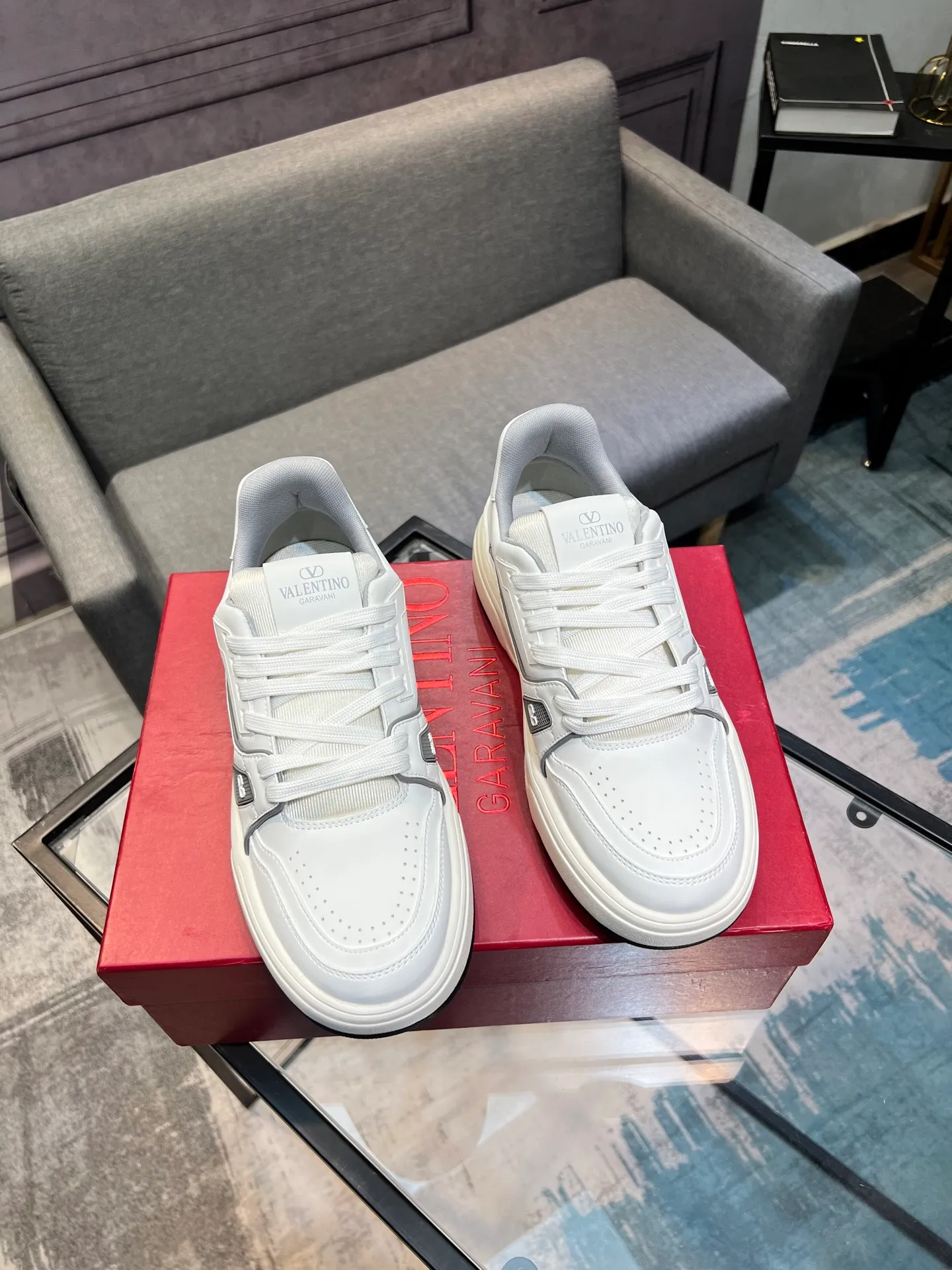 Men's men's shoes 💰660 𝑽𝒂𝒍𝒆𝒏𝒕𝒊𝒏𝒐 Valentino 𝑶𝒏𝒆𝑺𝒕𝒖𝒅 Couple's sneaker series Valentino 2025 latest couple's sneakers, celebrity style, hot sale. The original ZP was purchased and dismantled. Repeated pattern making and modification. I strive to restore the original version 1:1! Top luxury masterpiece, soft and comfortable, combining fashion and leisure, bringing excellent elegant texture and excellent on-foot comfort. Top purchase version upper: imported calfskin surface/original oil edge craftsmanship. Inner: water-dyed cowhide lining. Outsole: original development 𝐓𝐏𝐔 two-color combination outsole. Packaging: original configuration complete package. Code number: 35-44 yards. 34.45 can be customized. Can be customized (self-labeled-no label) order.